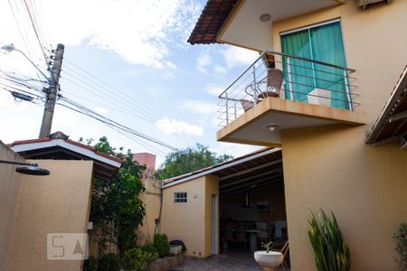 Casa à venda com 160m², 3 quartos e 3 vagas Casa à venda com 160m², 3 quartos e 3 vagasFachada