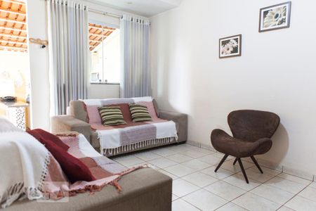 Casa à venda com 160m², 3 quartos e 3 vagas Casa à venda com 160m², 3 quartos e 3 vagasSala