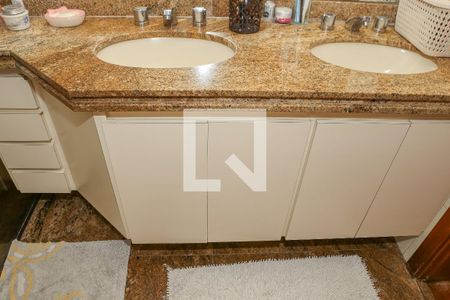 Apartamento à venda com 236m², 4 quartos e 7 vagasBanheiro da Suíte 1