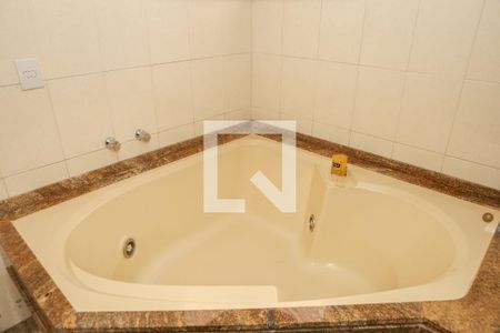 Apartamento à venda com 236m², 4 quartos e 7 vagasBanheiro da Suíte 1