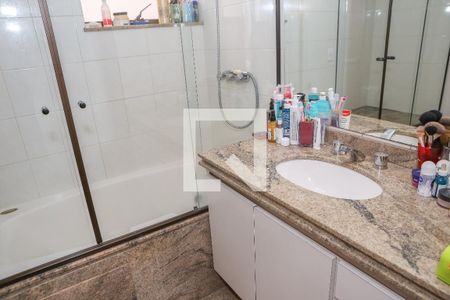 Apartamento à venda com 236m², 4 quartos e 7 vagasBanheiro da Suíte 3
