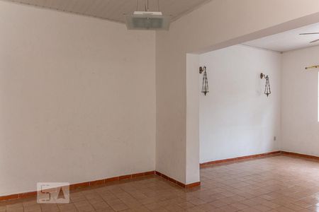 Sala de Estar de casa para alugar com 2 quartos, 130m² em Vila Monumento, São Paulo