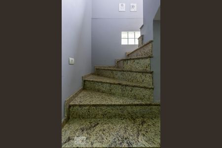 Casa à venda com 170m², 3 quartos e 2 vagas Casa à venda com 170m², 3 quartos e 2 vagasEscada