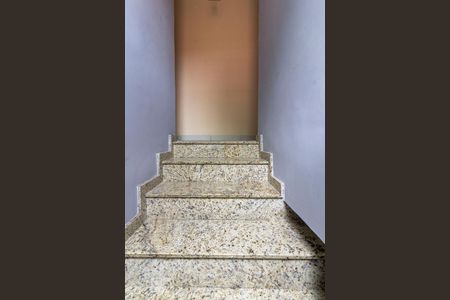 Casa à venda com 170m², 3 quartos e 2 vagas Casa à venda com 170m², 3 quartos e 2 vagasEscada