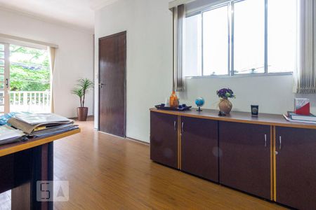 Casa à venda com 170m², 3 quartos e 2 vagas Casa à venda com 170m², 3 quartos e 2 vagasEscritório