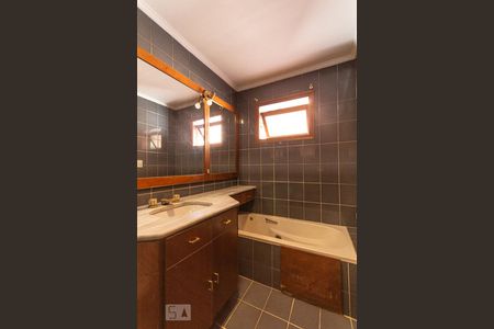 Casa à venda com 380m², 3 quartos e 4 vagasBanheiro da Suíte 3