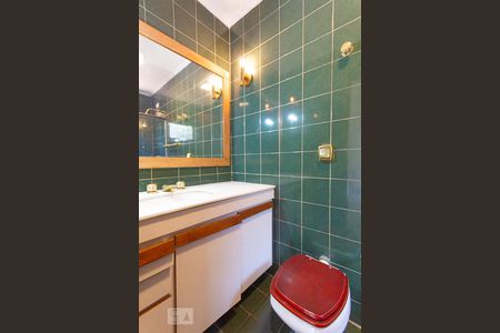 Casa à venda com 380m², 3 quartos e 4 vagasBanheiro da Suíte 2