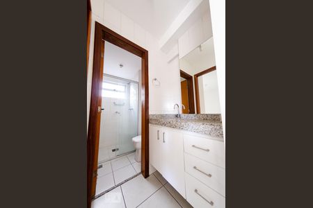 Banheiro de apartamento à venda com 1 quarto, 41m² em Coração Eucarístico, Belo Horizonte