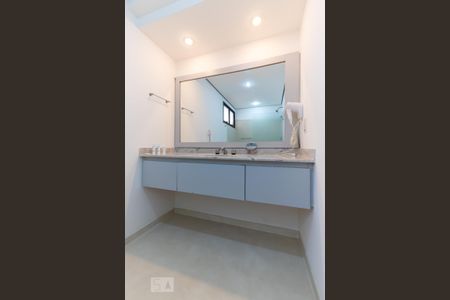 Banheiro da suíte de apartamento à venda com 1 quarto, 50m² em Cambuí, Campinas