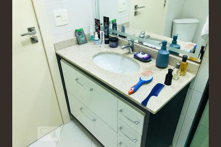 Banheiro de kitnet/studio para alugar com 1 quarto, 68m² em Itacorubi, Florianópolis