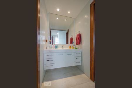 Apartamento para alugar com 218m², 4 quartos e 4 vagasBanheiro Semi suíte 