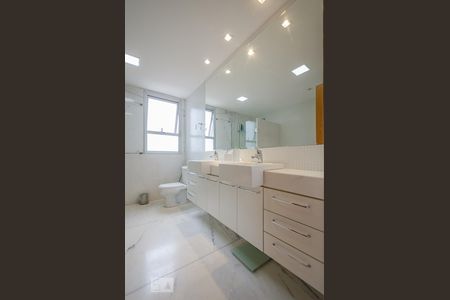 Apartamento para alugar com 218m², 4 quartos e 4 vagasBanheiro Suíte master 