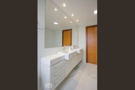 Apartamento para alugar com 218m², 4 quartos e 4 vagasBanheiro Suíte master 
