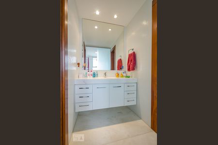 Apartamento para alugar com 218m², 4 quartos e 4 vagasBanheiro Semi suíte 