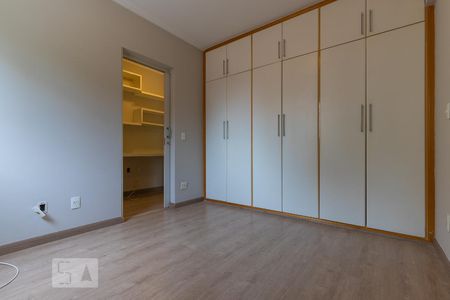Quarto de apartamento à venda com 1 quarto, 50m² em Cambuí, Campinas