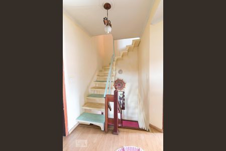 Casa à venda com 190m², 4 quartos e 3 vagasEscada para o salão