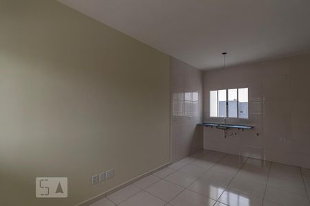 Sala e cozinha de casa de condomínio para alugar com 2 quartos, 70m² em Vila Ré, São Paulo
