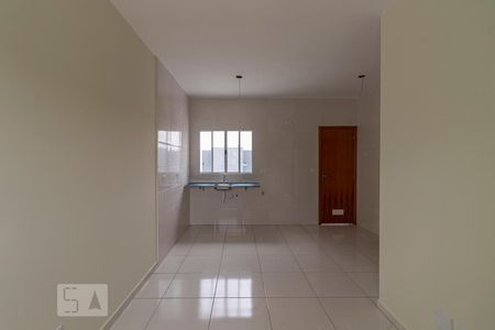 Sala e cozinha de casa de condomínio para alugar com 2 quartos, 70m² em Vila Ré, São Paulo