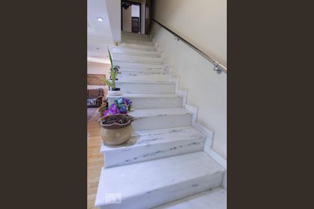 Escada de casa à venda com 4 quartos, 200m² em Perdizes, São Paulo