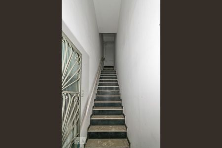 Casa para alugar com 100m², 2 quartos e 1 vaga Casa para alugar com 100m², 2 quartos e 1 vagaEscada de acesso ao imóvel