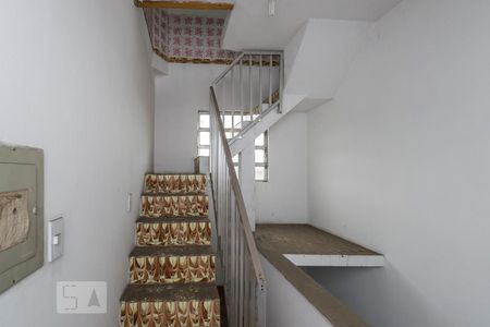 Casa para alugar com 100m², 2 quartos e 1 vaga Casa para alugar com 100m², 2 quartos e 1 vagaEscada de acesso ao terraço