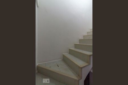 Casa à venda com 167m², 2 quartos e 2 vagas Casa à venda com 167m², 2 quartos e 2 vagasEscada