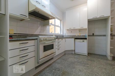 Casa de condomínio à venda com 458m², 4 quartos e 3 vagas Casa de condomínio à venda com 458m², 4 quartos e 3 vagasCozinha