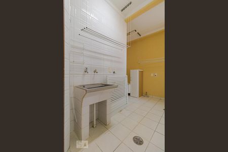 Casa de condomínio à venda com 458m², 4 quartos e 3 vagas Casa de condomínio à venda com 458m², 4 quartos e 3 vagasÁrea de Serviço