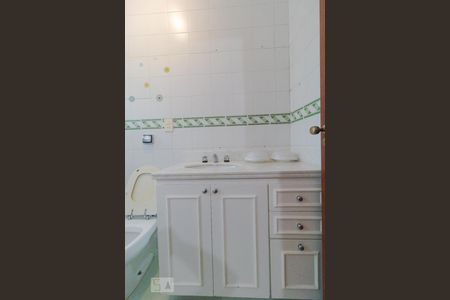 Casa de condomínio à venda com 458m², 4 quartos e 3 vagas Casa de condomínio à venda com 458m², 4 quartos e 3 vagasBanheiro da Suíte 01