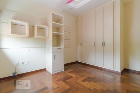 Casa de condomínio à venda com 458m², 4 quartos e 3 vagas Casa de condomínio à venda com 458m², 4 quartos e 3 vagasQuarto 01