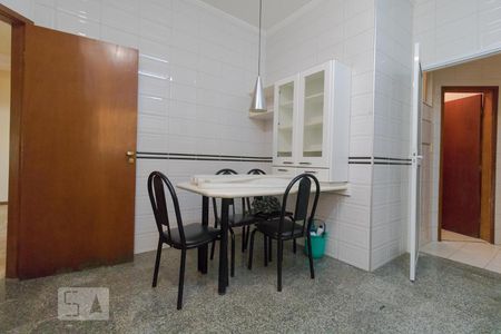 Casa de condomínio à venda com 458m², 4 quartos e 3 vagas Casa de condomínio à venda com 458m², 4 quartos e 3 vagasCozinha