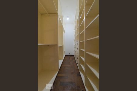 Casa de condomínio à venda com 458m², 4 quartos e 3 vagas Casa de condomínio à venda com 458m², 4 quartos e 3 vagasCloset da Suíte Master