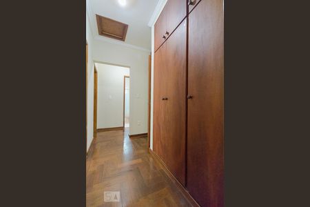 Casa de condomínio à venda com 458m², 4 quartos e 3 vagas Casa de condomínio à venda com 458m², 4 quartos e 3 vagasCorredor