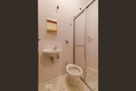 Casa de condomínio à venda com 458m², 4 quartos e 3 vagas Casa de condomínio à venda com 458m², 4 quartos e 3 vagasBanheiro de Serviço