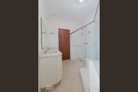 Casa de condomínio à venda com 458m², 4 quartos e 3 vagas Casa de condomínio à venda com 458m², 4 quartos e 3 vagasBanheiro da Suíte Master