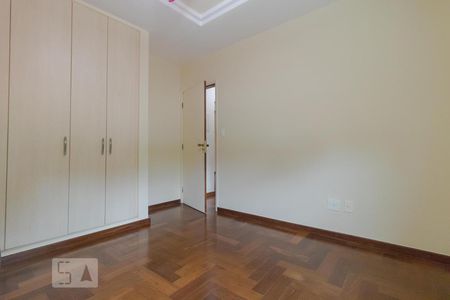 Casa de condomínio à venda com 458m², 4 quartos e 3 vagas Casa de condomínio à venda com 458m², 4 quartos e 3 vagasQuarto 01