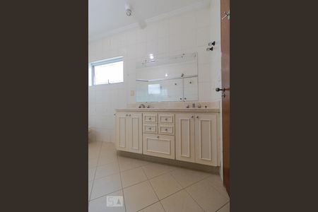 Casa de condomínio à venda com 458m², 4 quartos e 3 vagas Casa de condomínio à venda com 458m², 4 quartos e 3 vagasBanheiro da Suíte Master