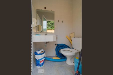 Casa de condomínio à venda com 458m², 4 quartos e 3 vagas Casa de condomínio à venda com 458m², 4 quartos e 3 vagasBanheiro da Piscina