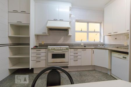 Casa de condomínio à venda com 458m², 4 quartos e 3 vagas Casa de condomínio à venda com 458m², 4 quartos e 3 vagasCozinha