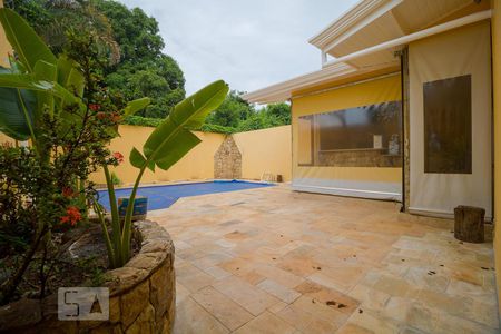 Casa de condomínio à venda com 458m², 4 quartos e 3 vagas Casa de condomínio à venda com 458m², 4 quartos e 3 vagasQuintal
