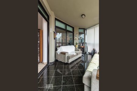 Sacada de apartamento à venda com 3 quartos, 220m² em Pacaembu, São Paulo