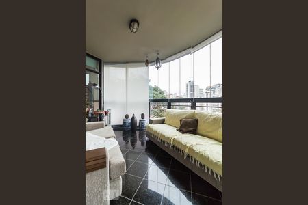 Sacada de apartamento à venda com 3 quartos, 220m² em Pacaembu, São Paulo