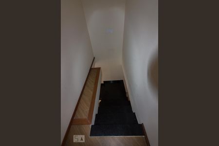 Escada de casa de condomínio para alugar com 3 quartos, 130m² em Taquara, Rio de Janeiro