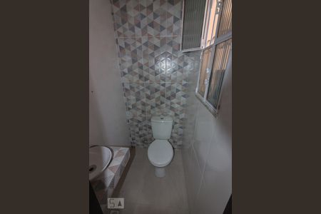 Banheiro de casa de condomínio para alugar com 3 quartos, 130m² em Taquara, Rio de Janeiro