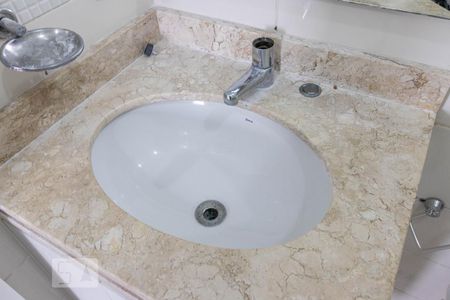 Detalhe do Banheiro do Corredor de apartamento para alugar com 3 quartos, 72m² em Tamboré, Barueri