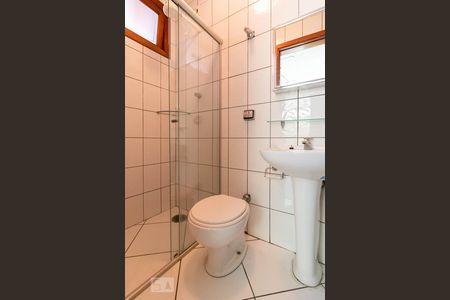 Casa de condomínio à venda com 600m², 4 quartos e 6 vagas Casa de condomínio à venda com 600m², 4 quartos e 6 vagasBanheiro de Serviço