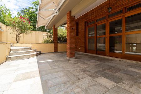 Casa de condomínio à venda com 600m², 4 quartos e 6 vagas Casa de condomínio à venda com 600m², 4 quartos e 6 vagasQuintal