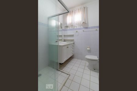 Casa de condomínio à venda com 600m², 4 quartos e 6 vagas Casa de condomínio à venda com 600m², 4 quartos e 6 vagasBanheiro da Suíte 2