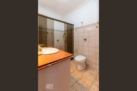 Casa de condomínio à venda com 600m², 4 quartos e 6 vagas Casa de condomínio à venda com 600m², 4 quartos e 6 vagasBanheiro do Corredor