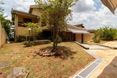 Casa de condomínio à venda com 600m², 4 quartos e 6 vagas Casa de condomínio à venda com 600m², 4 quartos e 6 vagasQuintal